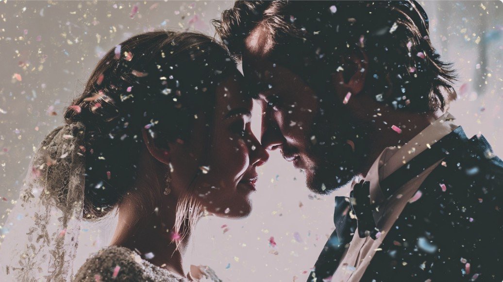 Весільна пара під конфеті — символ радості та привітань молодятам