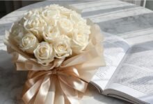 Привітання з Днем логіста: 16 організованих побажань 1 Білий букет біля книги — символ привітань логісту з професійним святом