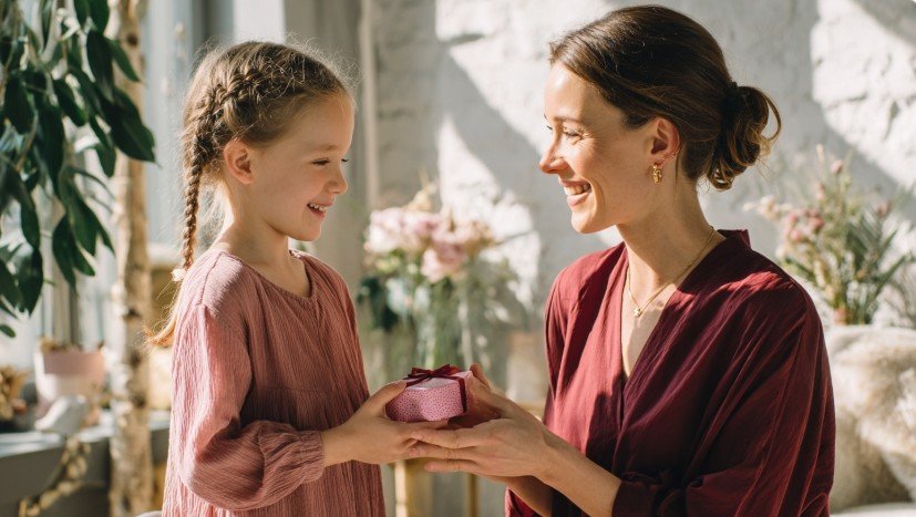 Тітка дарує подарунок маленькій племінниці — зворушливий момент сімейного привітання.