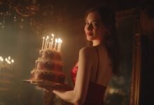 Вишукана подруга з тортом — елегантне привітання з днем народження