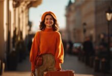 Посміхнена жінка з валізою під час подорожі