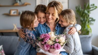 Привітання мамі на день народження у картинках 7 Mother embraced by her children with flowers.