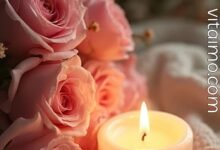 Листівка для мами зі свічкою та рожевими трояндами і побажанням Божого благословення.