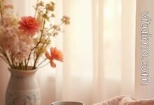 Листівка для мами з чаєм і квітами на столі та теплими словами любові.