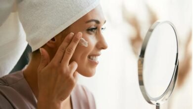 Женщина наносит крем в домашней ванной