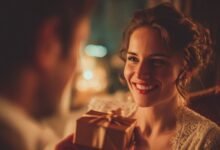 Ідеальний подарунок для жінки: як обрати, влучити в саме серце і дарувати емоції 8 Чоловік дарує подарунок жінці