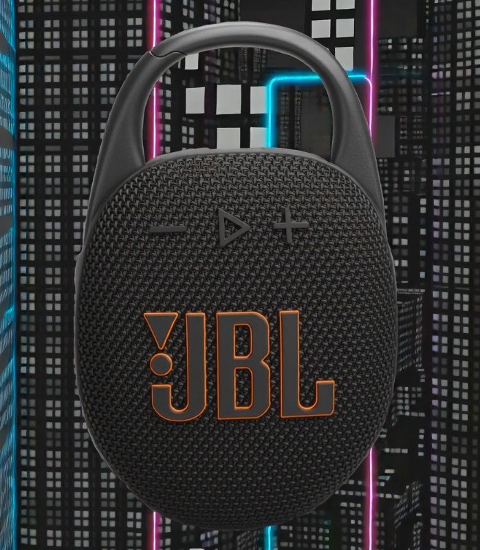 портативна акустика JBL Clip 5 Black з карабіном у вертикальному положенні