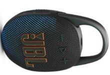 портативна колонка JBL Clip 5 Black у горизонтальному положенні з текстурованою поверхнею