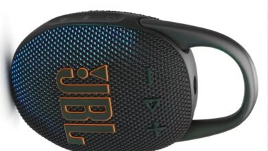 портативна колонка JBL Clip 5 Black у горизонтальному положенні з текстурованою поверхнею