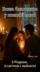 Різдвяне привітання із сім’єю, що тримає свічки в темній кімнаті, освітленій вогниками й свічками.