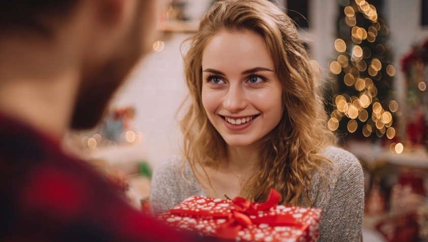 Усміхнена дівчина отримує подарунок на день народження